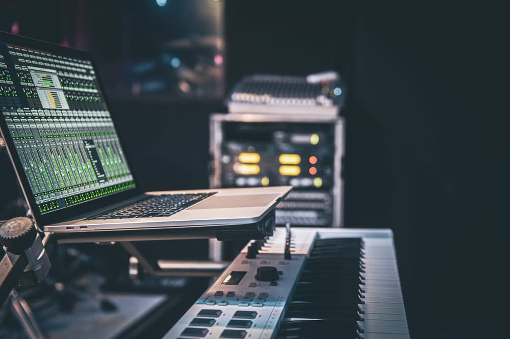 Studiooppsett med laptop, mikser og synth